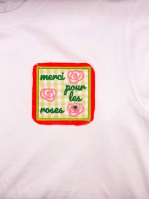 Le basique blanc avec scratch patch Rose