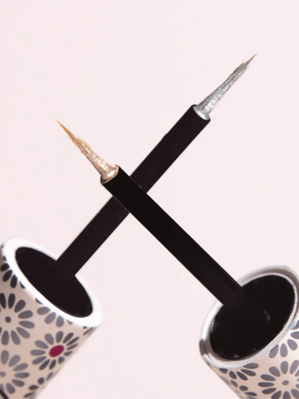 L’eyeliner pinceau pailleté BIO