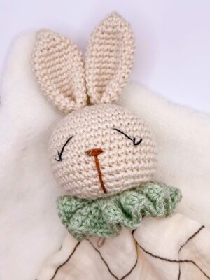 Lapin bleu - Peluche au crochet carré