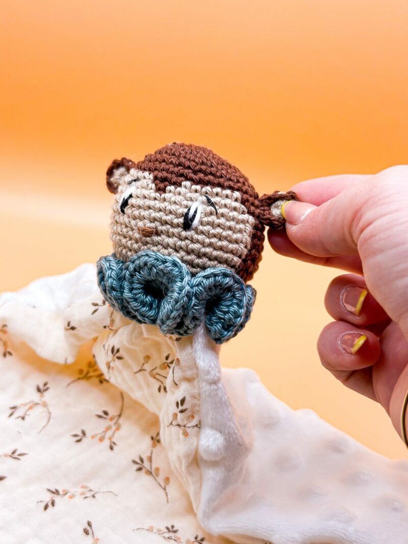 Singe - Peluche au crochet carré – Image 3