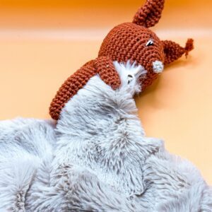 Écureuil roux - Peluche au crochet qui tient le carré