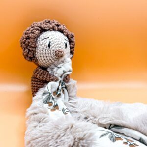 Hérisson - Peluche au crochet qui tient le carré