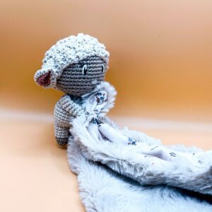 Mouton - Peluche au crochet qui tient le carré