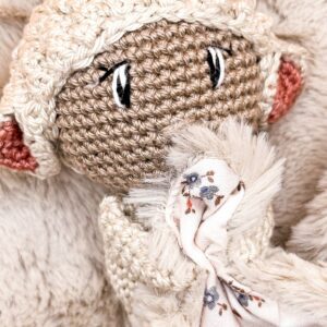 Mouton - Peluche au crochet qui tient le carré