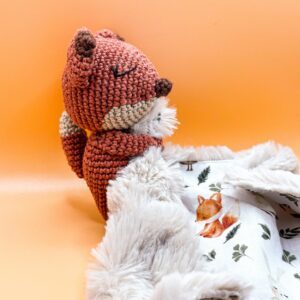 Renard - Peluche au crochet qui tient le carré