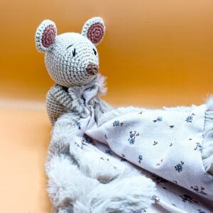 Souris - Peluche au crochet qui tient le carré