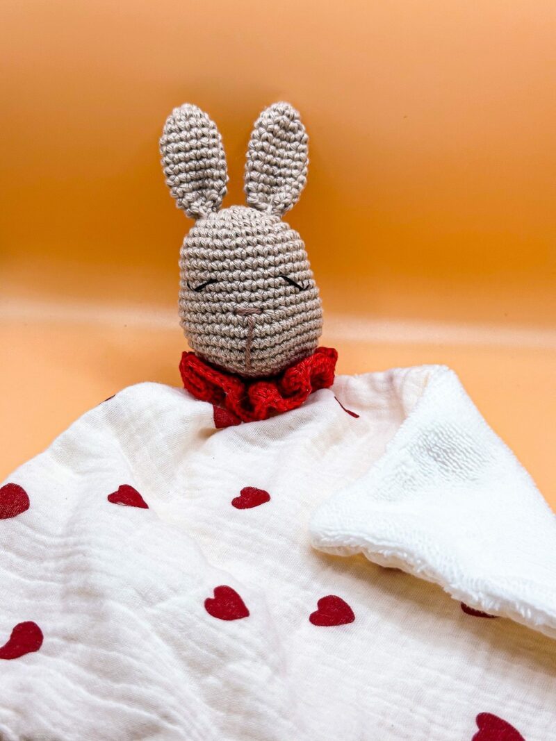 Lapin coeur - Peluche au crochet carré