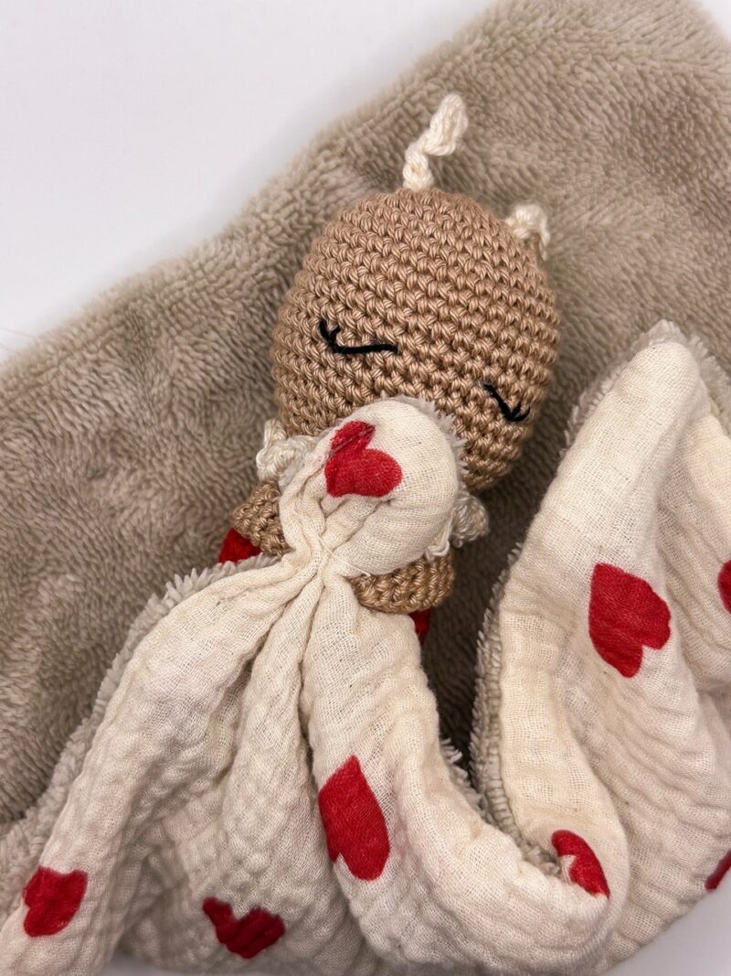 Coccinelle - Peluche au crochet qui tient le carré – Image 3