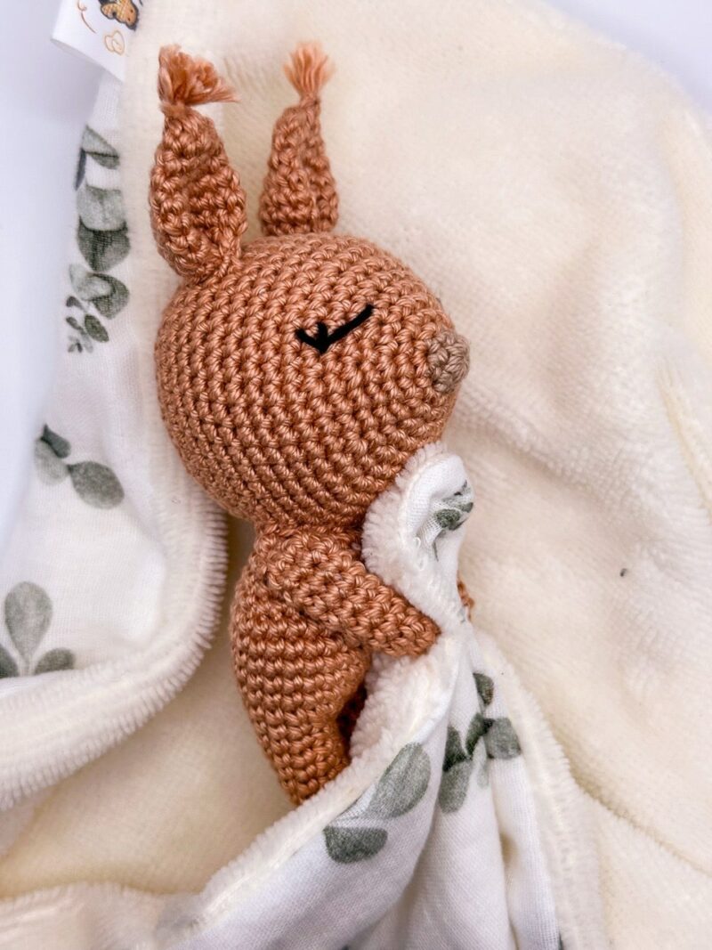 Écureuil roux - Peluche au crochet qui tient le carré