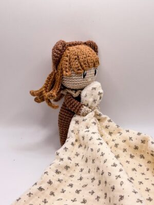 Petite fille - Peluche au crochet qui tient le carré