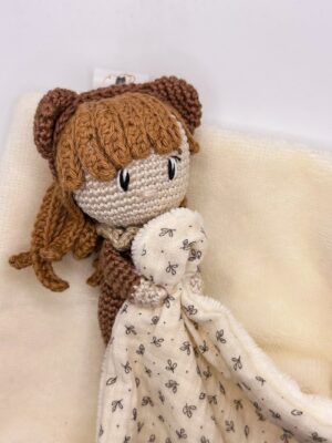 Petite fille - Peluche au crochet qui tient le carré