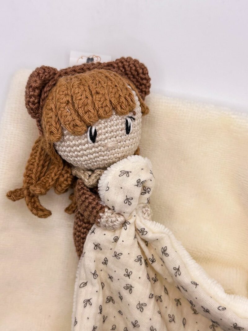 Petite fille - Peluche au crochet qui tient le carré – Image 2