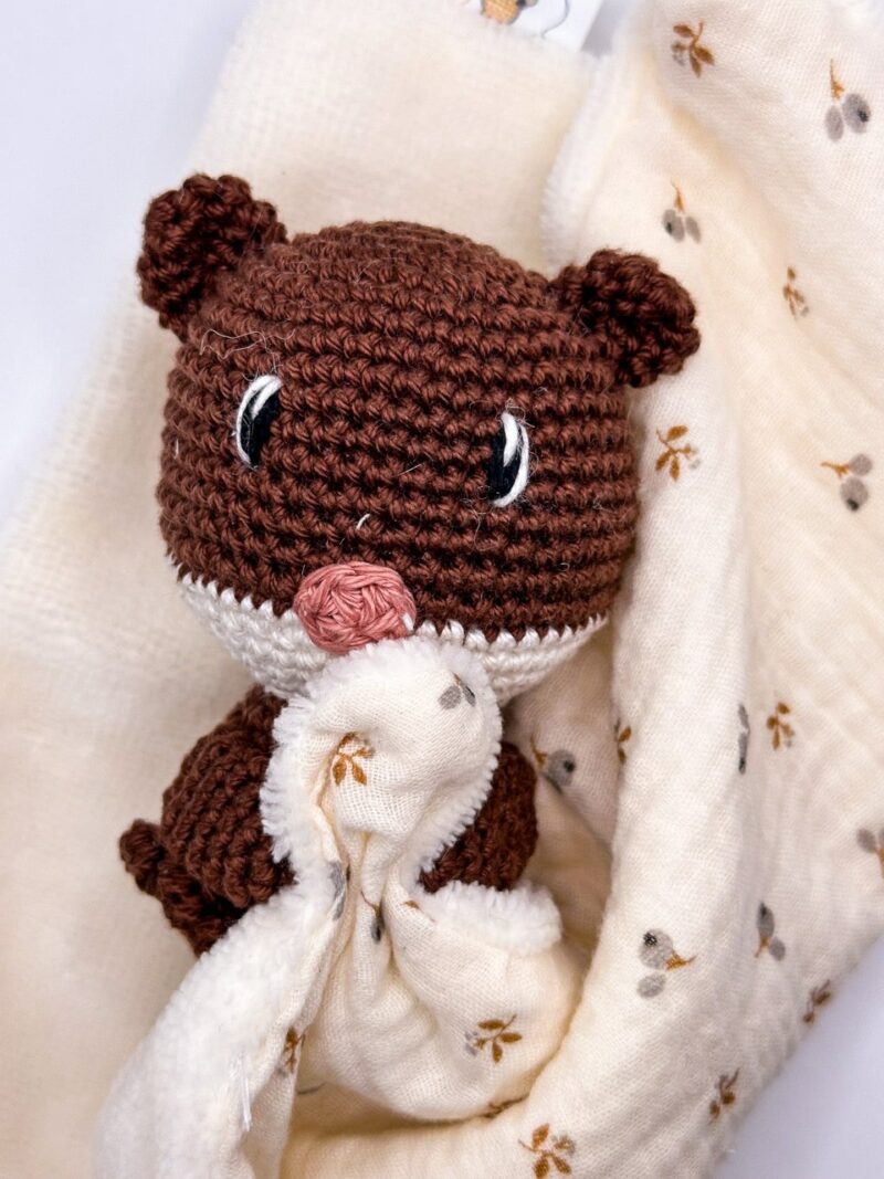 Ours - Peluche au crochet qui tient le carré