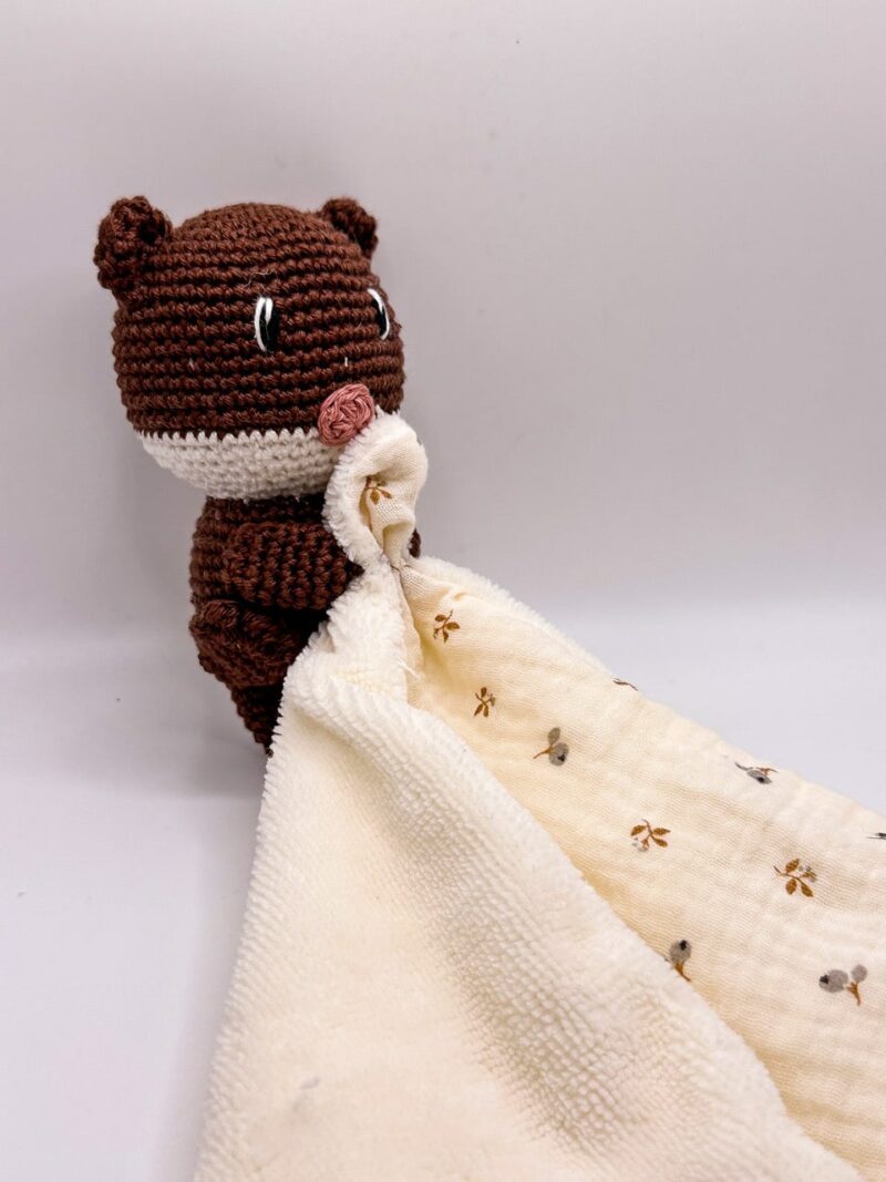 Ours - Peluche au crochet qui tient le carré – Image 2