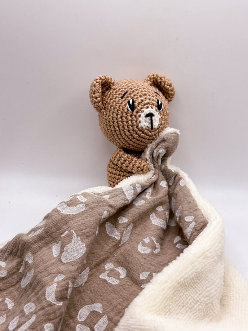 Ourson - Peluche au crochet qui tient le carré