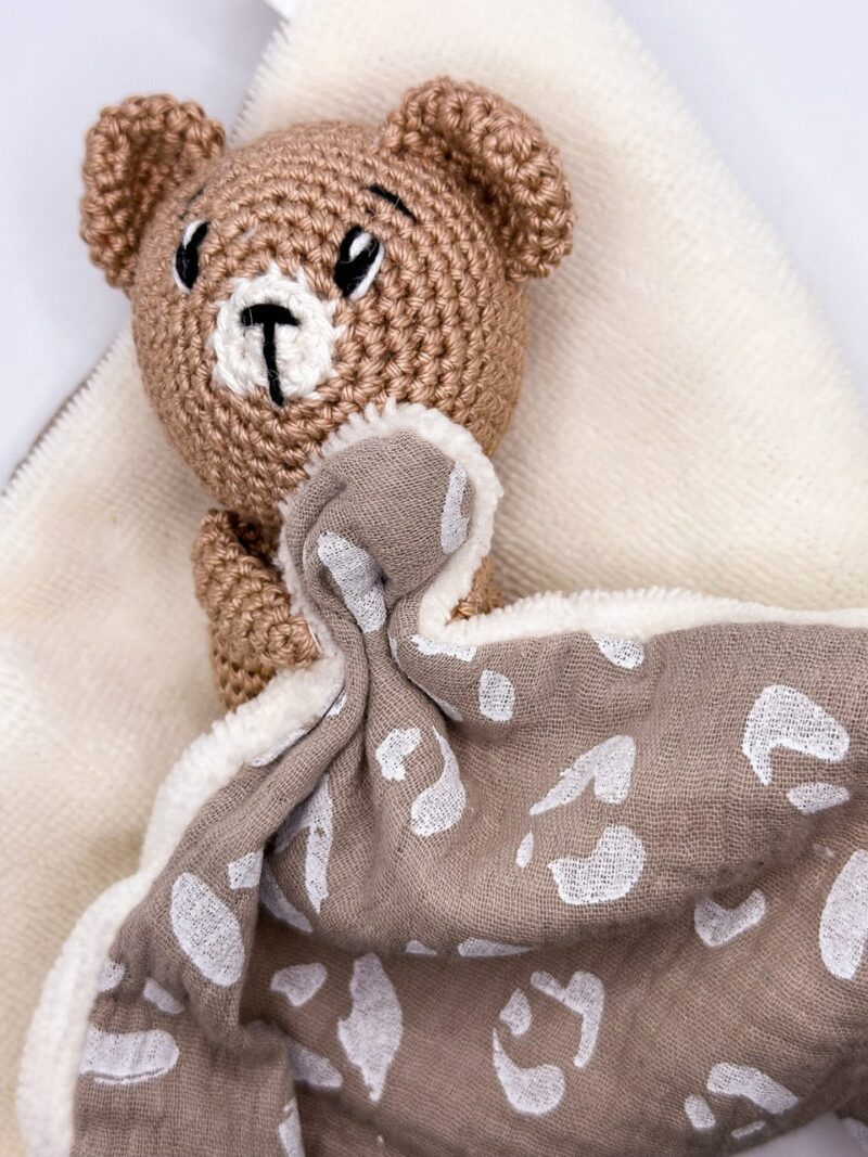 Ourson - Peluche au crochet qui tient le carré – Image 2