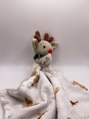 Renne de noël - Peluche au crochet qui tient le carré