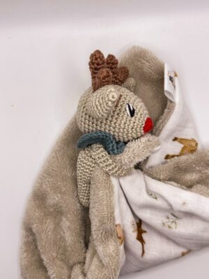 Renne de noël - Peluche au crochet qui tient le carré