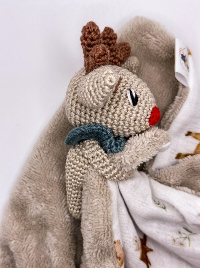 Renne de noël - Peluche au crochet qui tient le carré – Image 3