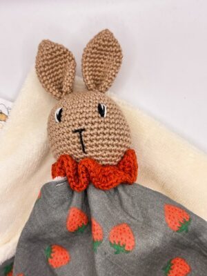 Lapin fraise - Peluche au crochet carré