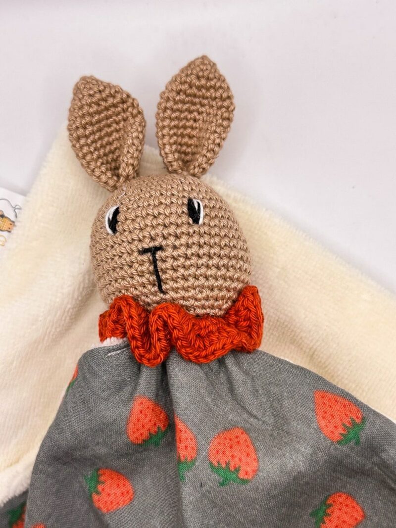 Lapin fraise - Peluche au crochet carré