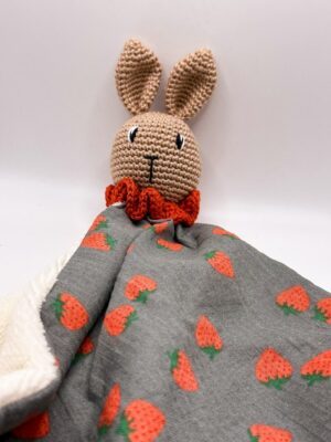 Lapin fraise - Peluche au crochet carré