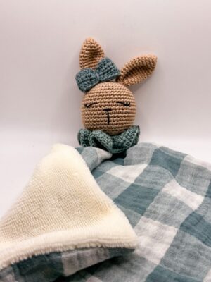 Lapin noeud - Peluche au crochet carré