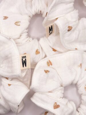 Chouchou gaze de coton blanc coeurs dorés