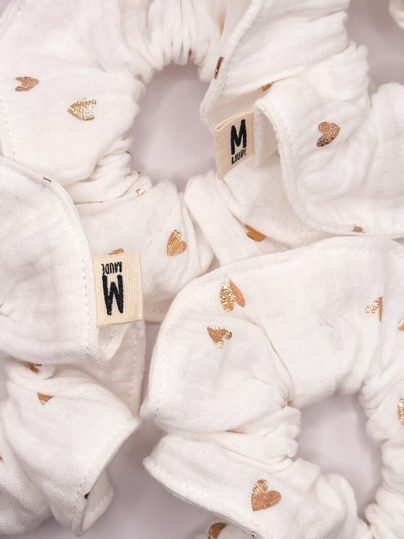 Chouchou gaze de coton blanc coeurs dorés – Image 2