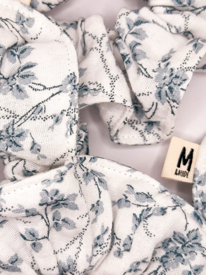 Chouchou gaze de coton motif toile de jouy bleu – Image 2