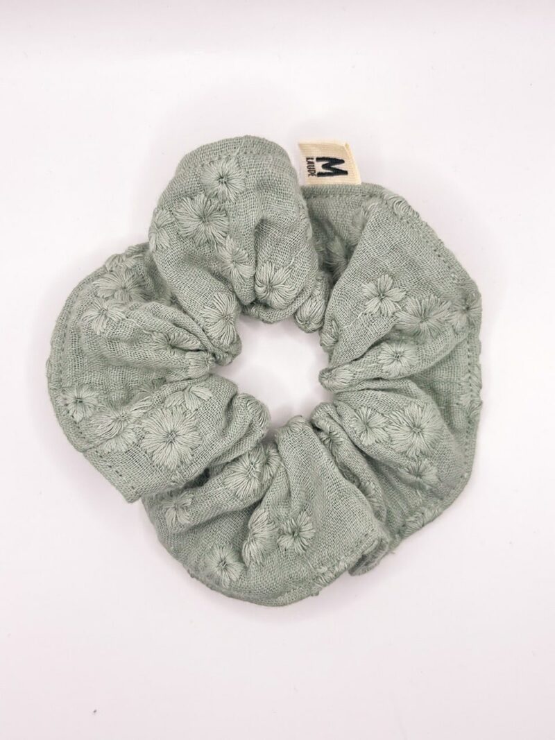 Chouchou gaze de coton vert de gris broderie fleurs