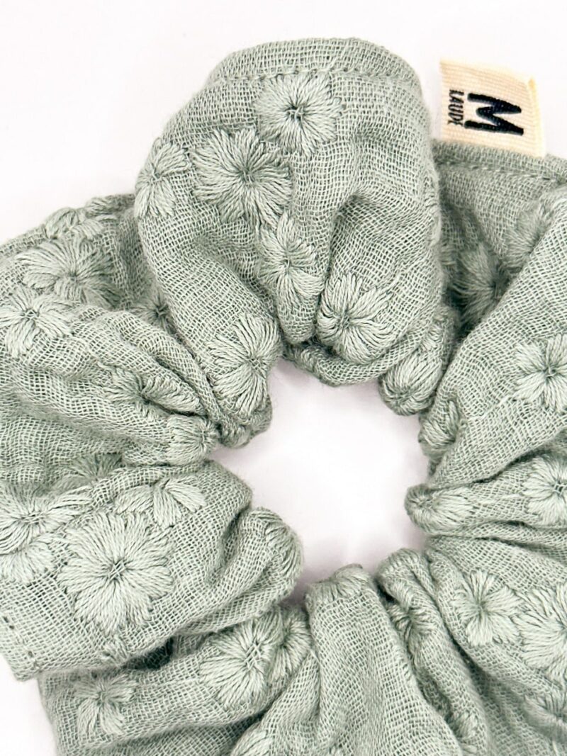 Chouchou gaze de coton vert de gris broderie fleurs – Image 2