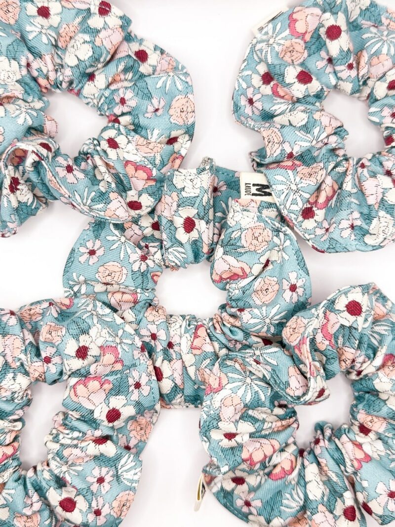 Chouchou fleuri bleu gris – Image 2