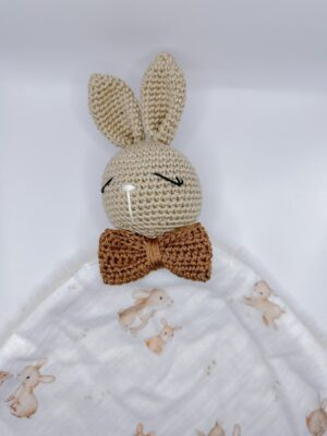 Lapin noeud - Peluche au crochet carré