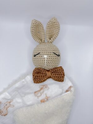 Lapin noeud - Peluche au crochet carré