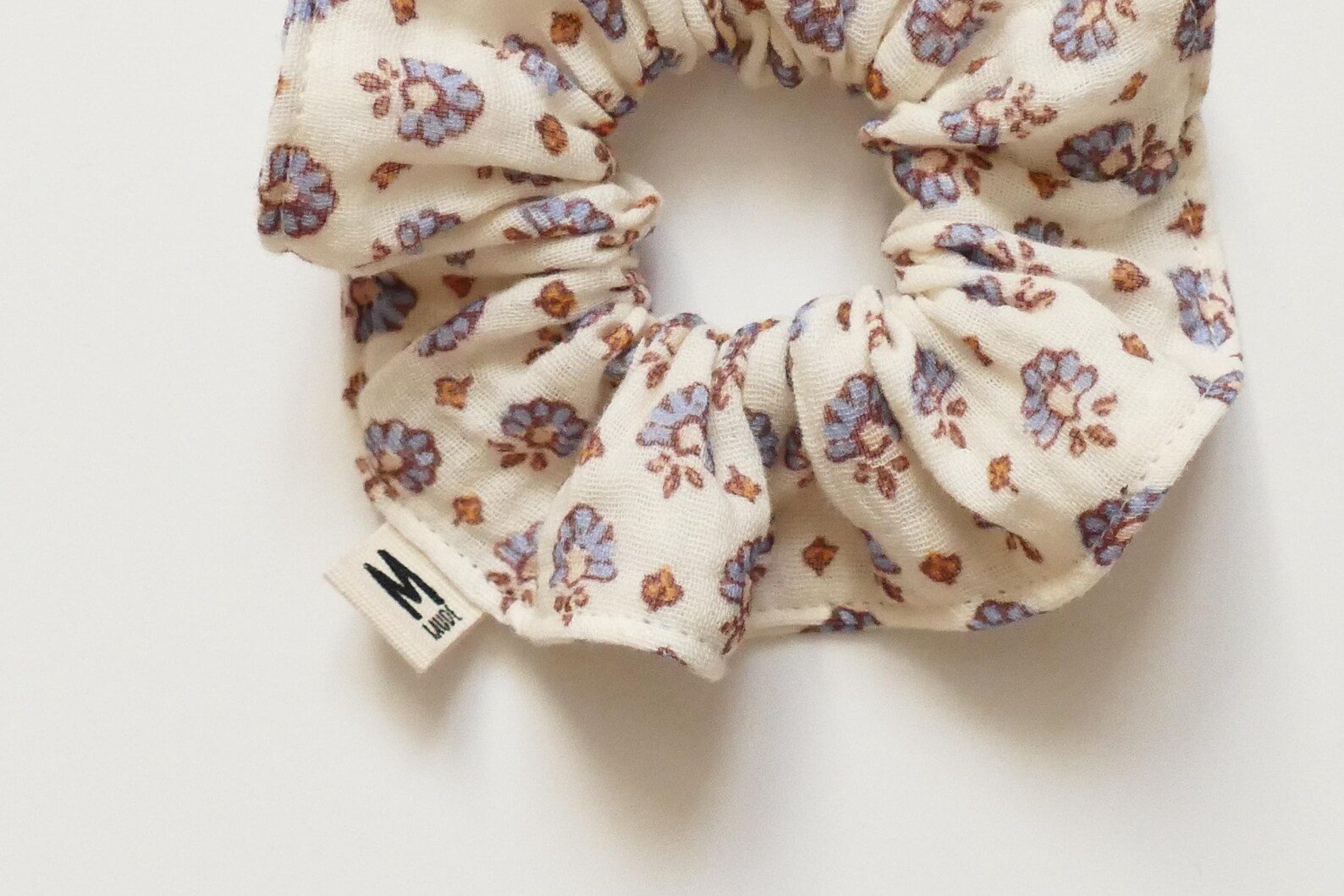 Chouchou Gaze de coton fleuri bleu et rose – Image 2