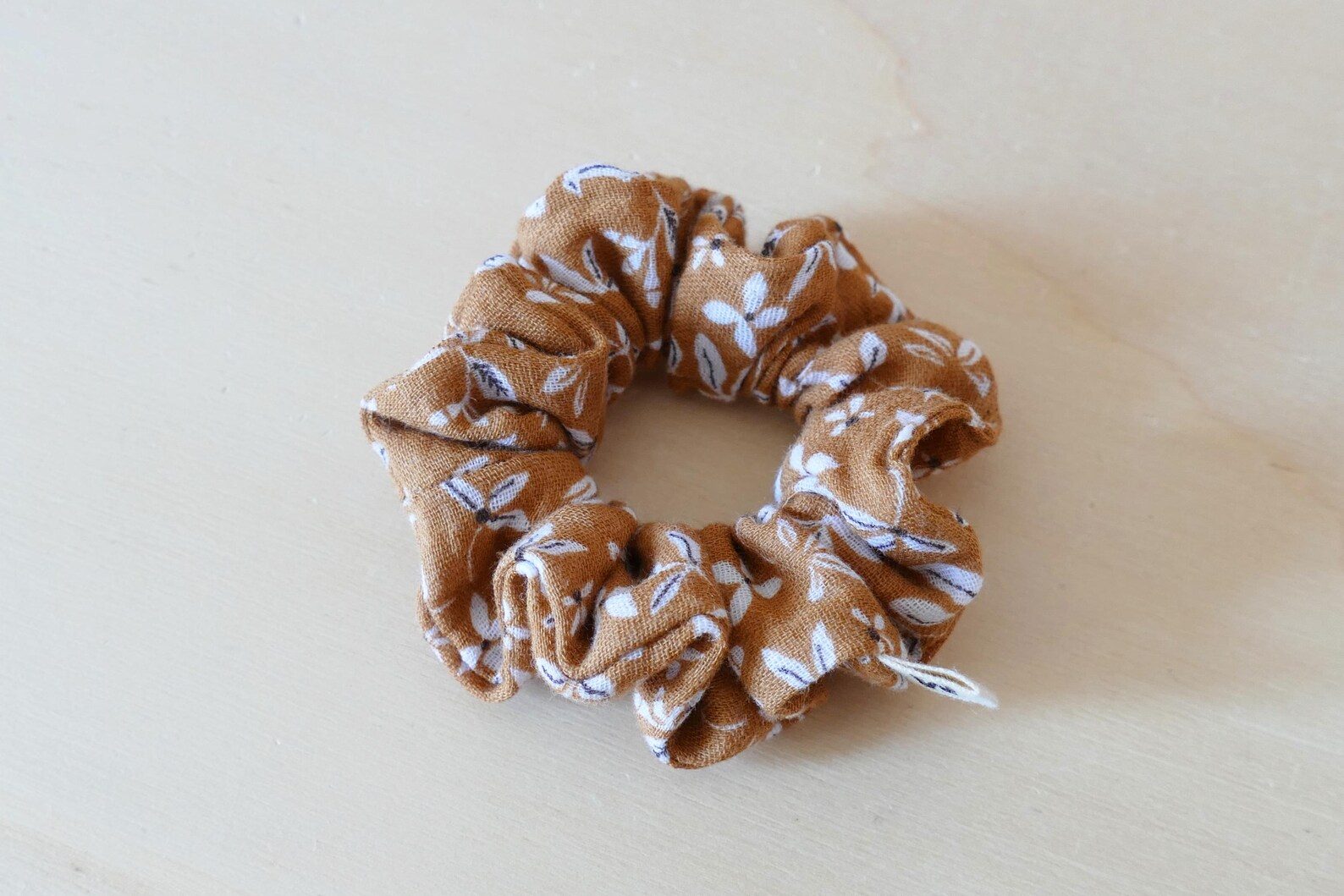 Chouchou gaze de coton camel fleuri