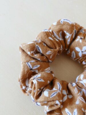 Chouchou gaze de coton camel fleuri