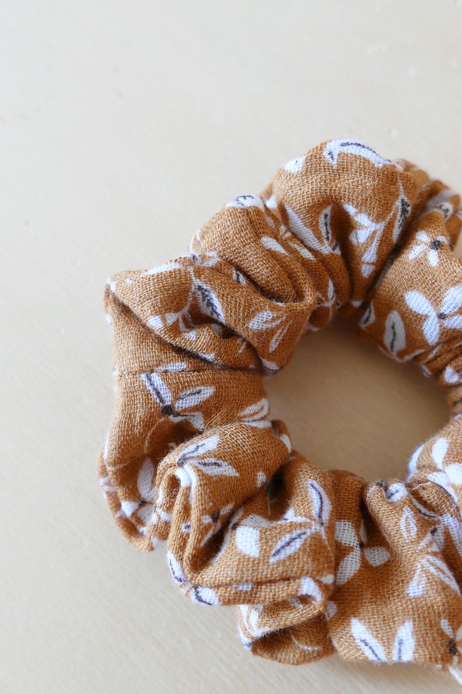 Chouchou gaze de coton camel fleuri – Image 2