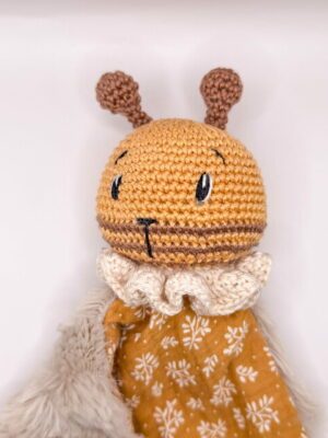Abeille orange - Peluche au crochet carré
