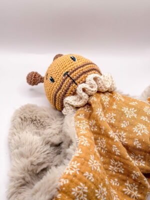 Abeille orange - Peluche au crochet carré