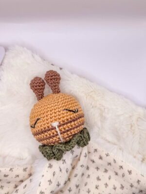 Abeille - Peluche au crochet carré