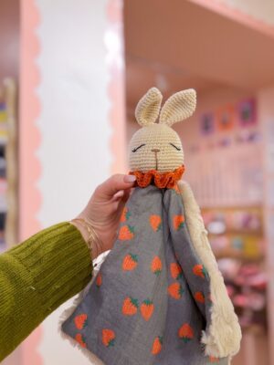 Lapin fraise - Peluche au crochet carré