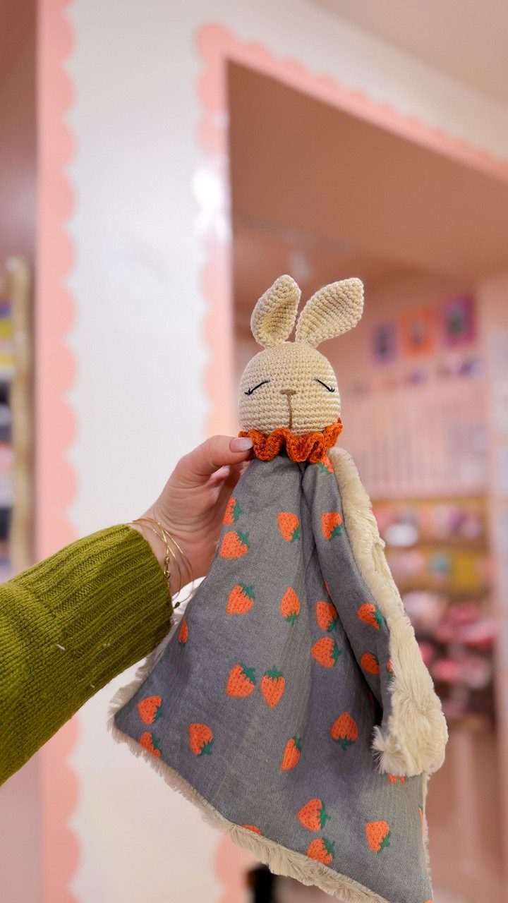 Lapin fraise - Peluche au crochet carré