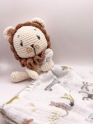 Lion - Peluche au crochet qui tient le carré