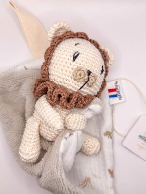 Lion - Peluche au crochet qui tient le carré