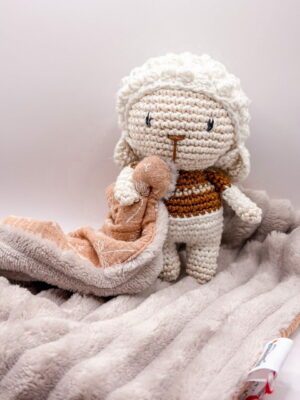 Mouton - Peluche au crochet qui tient le carré