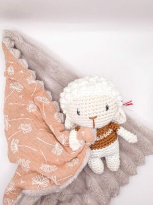 Mouton - Peluche au crochet qui tient le carré
