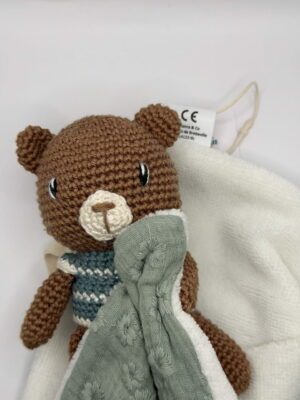 Ours - Peluche au crochet qui tient le carré