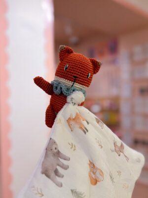 Renard - Peluche au crochet qui tient le carré